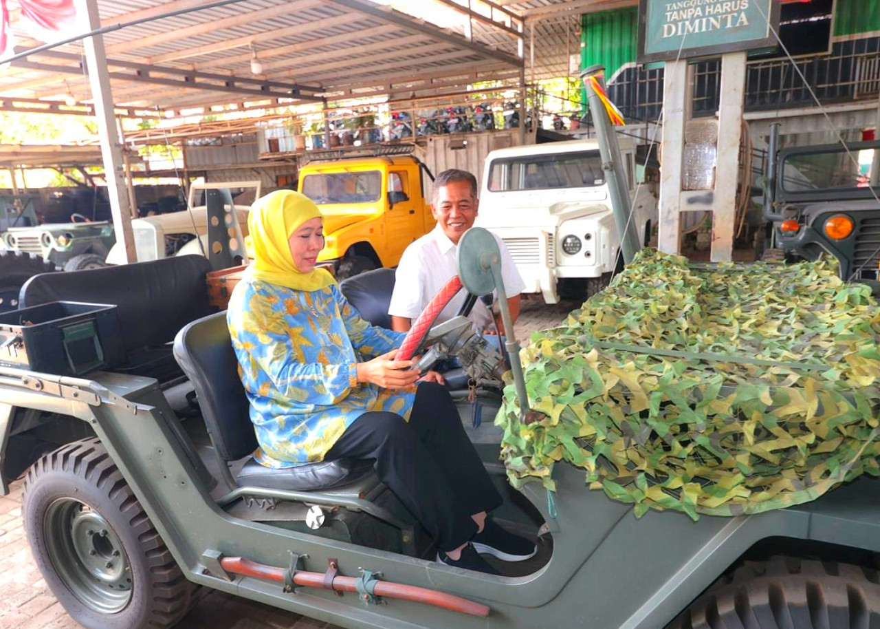 Cagub Jatim Khofifah bersama Iwan Setiawan saat mencoba produk industri otomotif handmade di Jemundo Sidoarjo. (Foto: Ahaddiini HM/jatimnow.com).