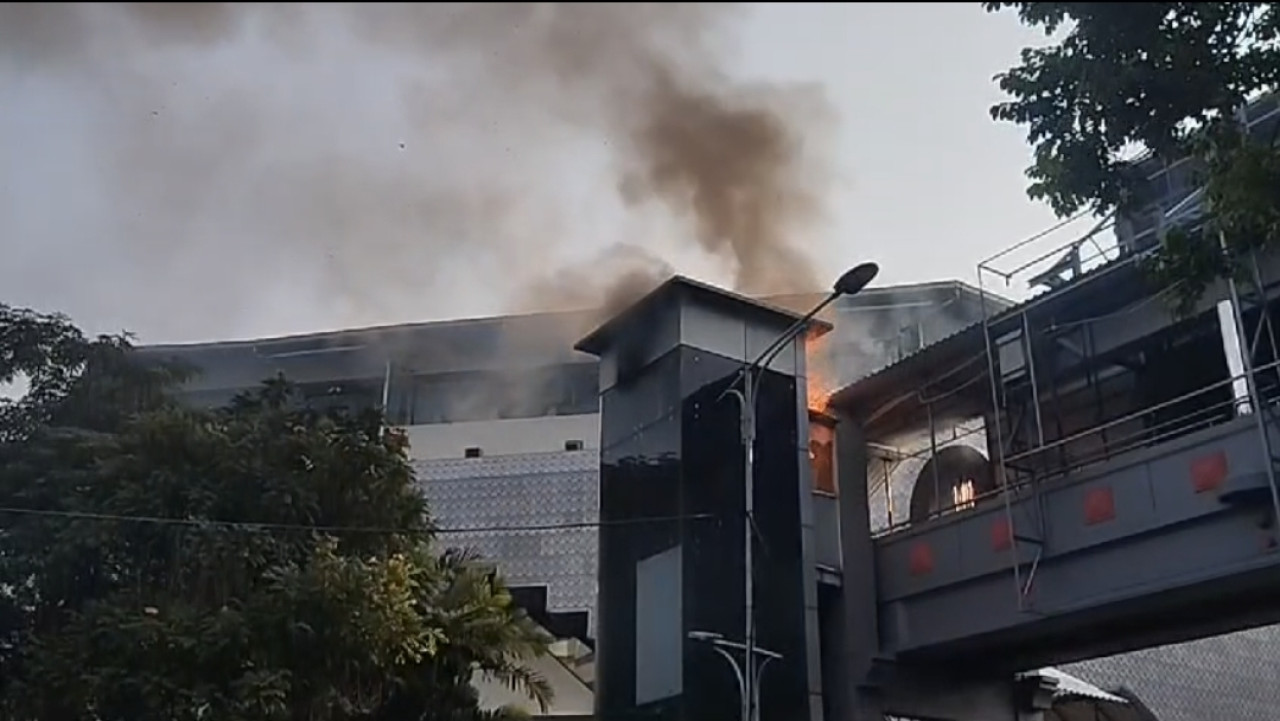 Lift JPO Jalan Pemuda Surabaya Sengaja Dibakar, Imbalannya Rokok