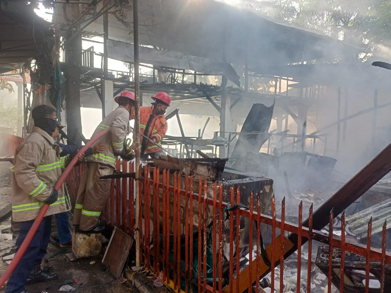 Petugas Damkar saat memadamkan api yang membakar sebuah bangunan Cafe di Lamongan. (Foto : Damkar Lamongan for jatimnow.com)