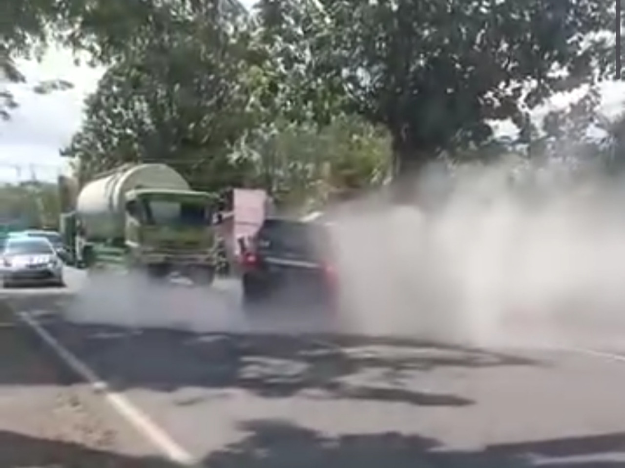 Detik-detik kecelakaan maut kakak mantan Kapolri Badrodin Haiti. (tangkapan layar medsos).