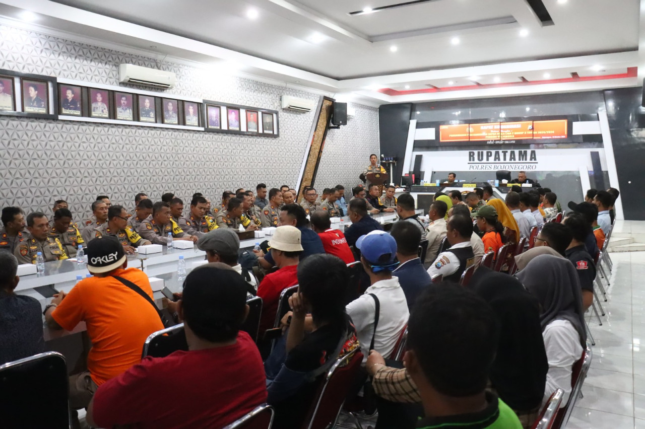 Kapolres Bojonegoro saat rakor pengamanan pertandingan Persibo vs Persela Lamongan. (Foto: Humas Polres Bojonegoro)