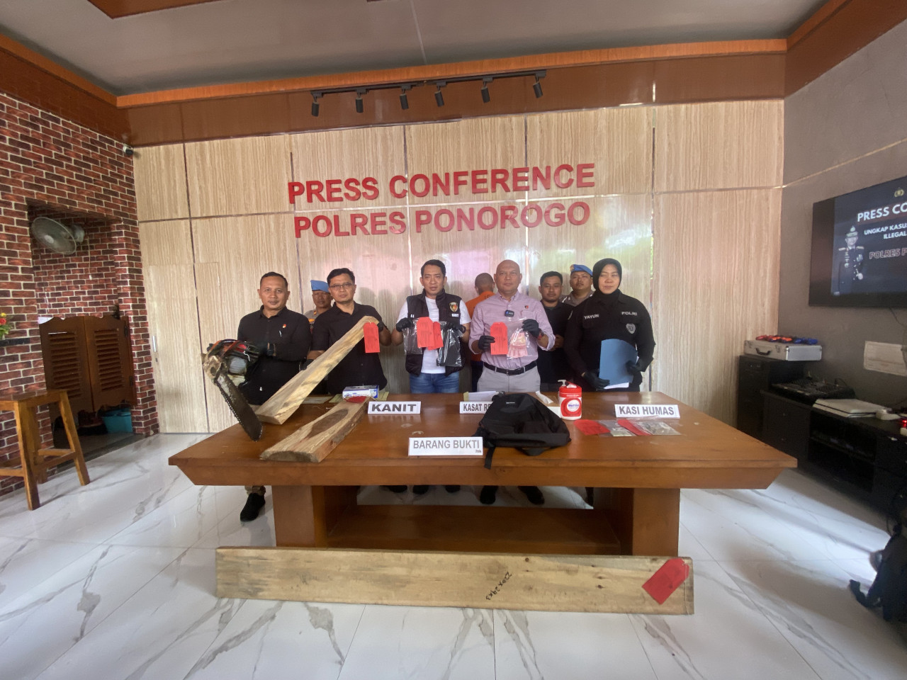 Polres Ponorogo mengungkap kasus dugaan ilegal logging. (Foto: Ahmad Fauzani/jatimnow.com)