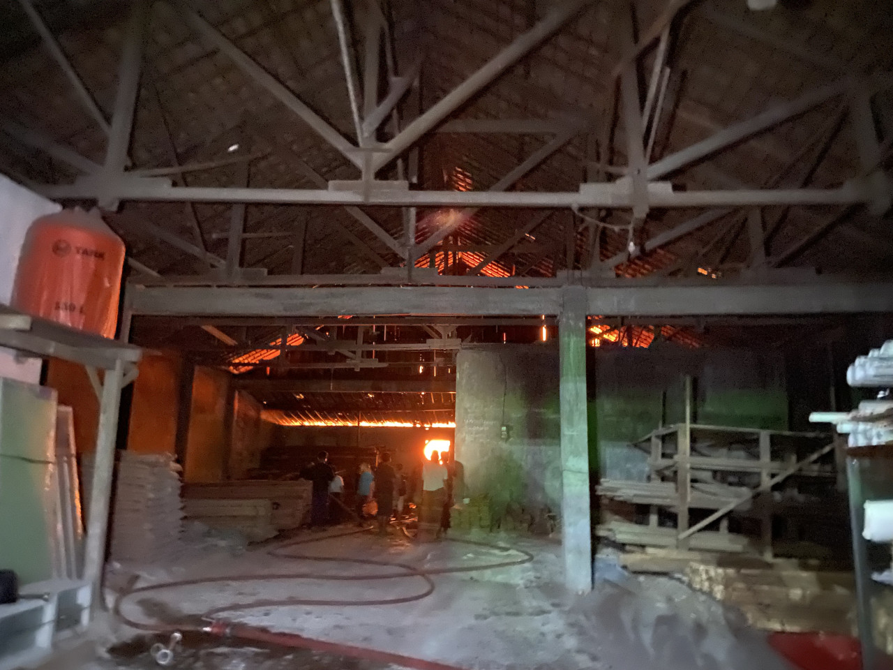 Kebakaran yang melanda toko bangunan Putra Persatuan di Jalan Juanda Ponorogo. (Foto: Ahmad Fauzani/jatimnow.com)