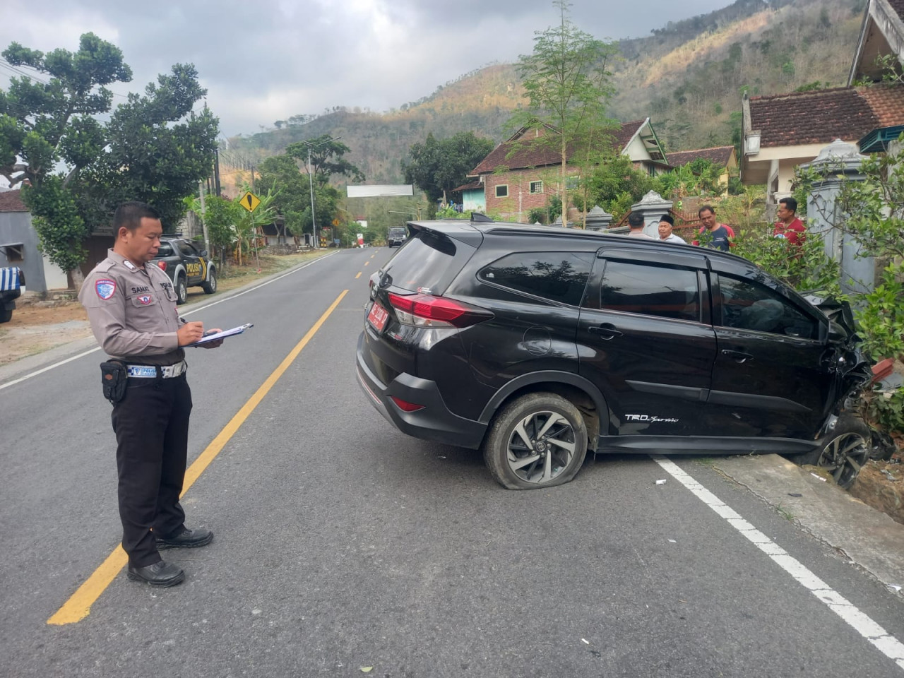 Mobil Camat Sukorejo usai kecelakaan di Trenggalek. (Foto: Bramanta Pamungkas/jatimnow.com)