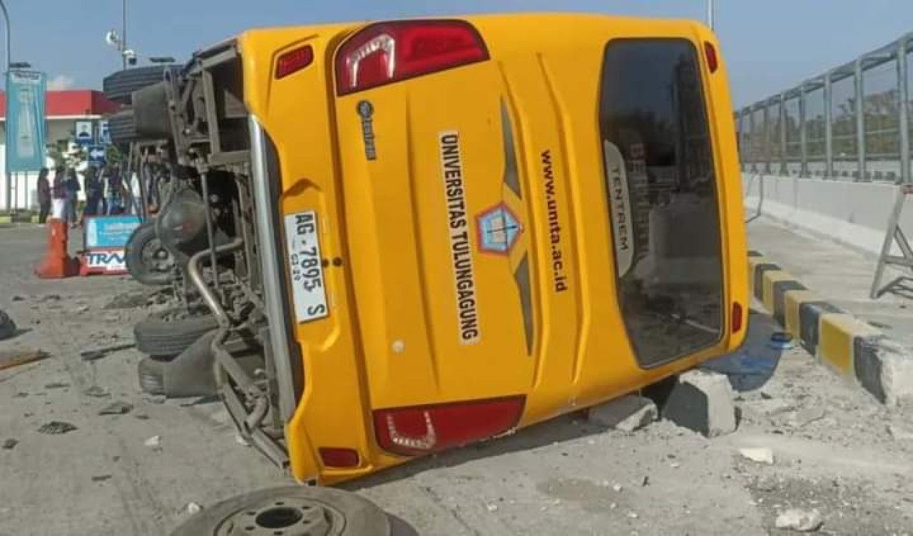 Kondisi bus SMAN 1 Kedungwaru Tulungagung terguling. (Foto: FB/jatimnow.com)
