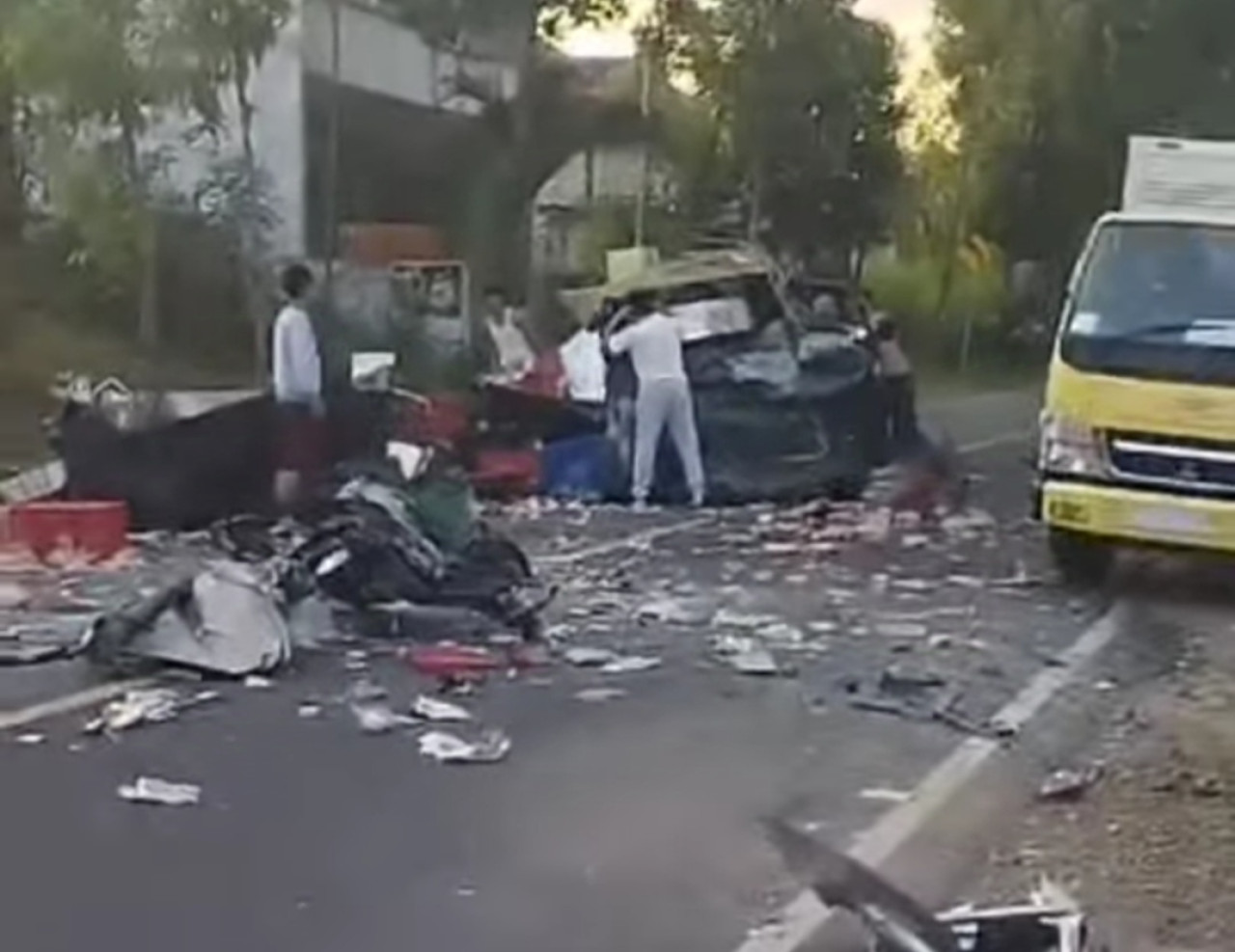 Kondisi pasca kecelakaan di Sampang. (tangkapan layar)