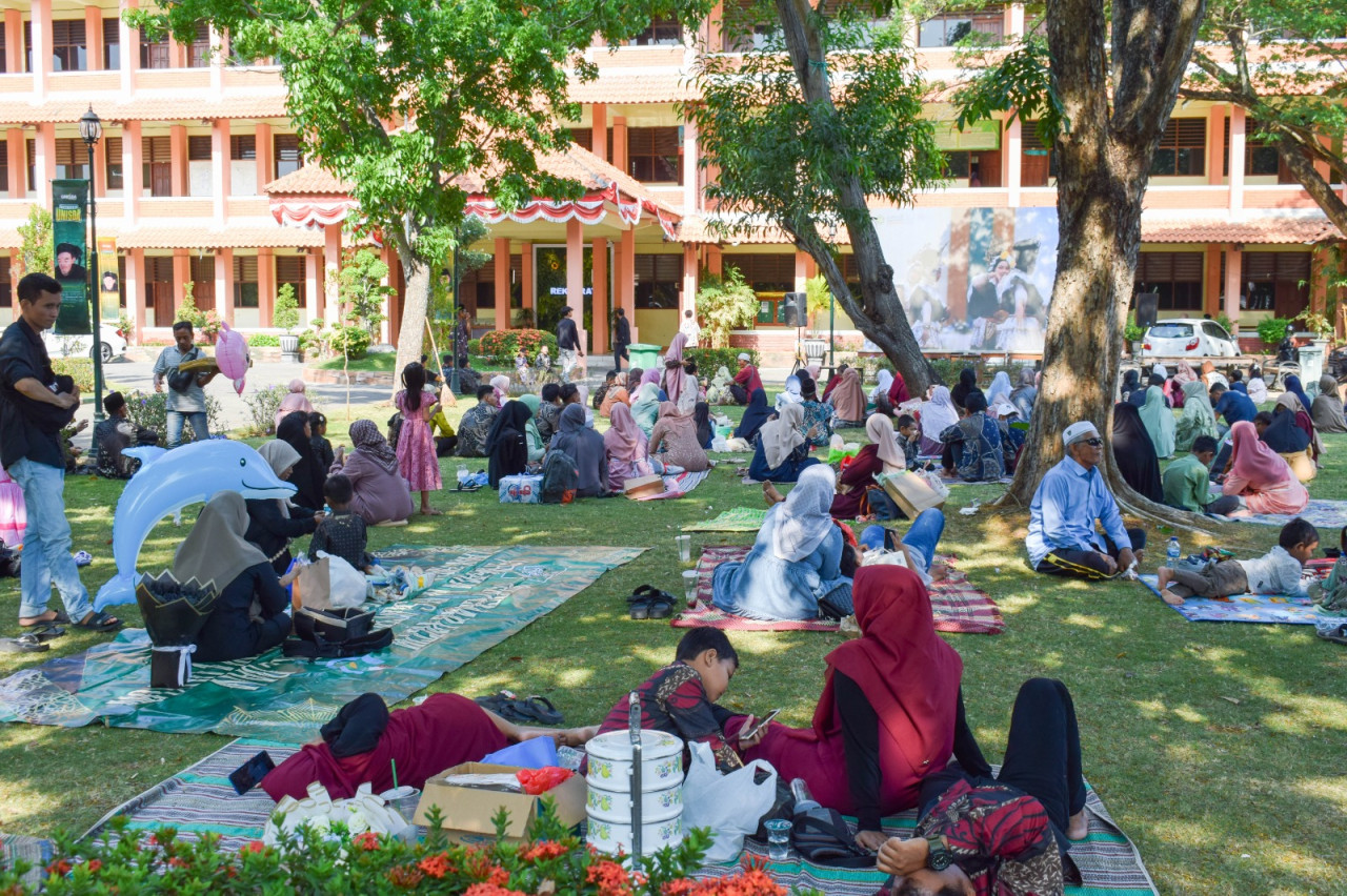 Keseruan Nobar Wisuda di Taman Unisda Lamongan