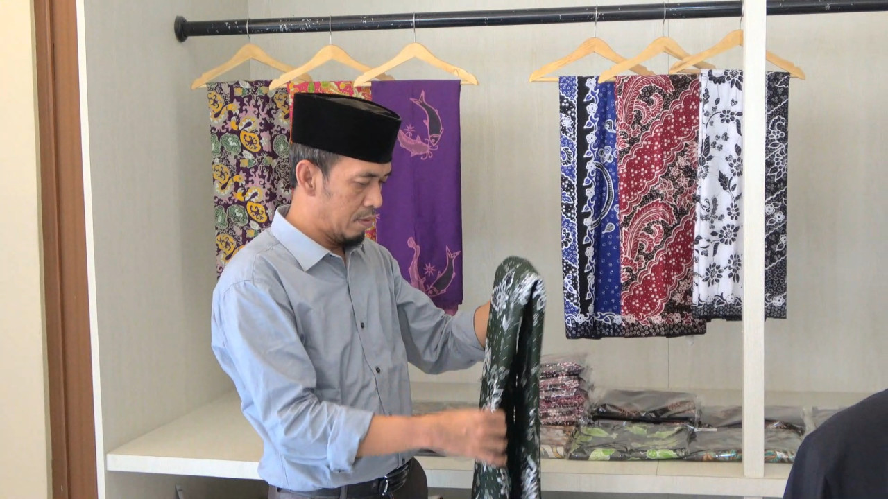 Kepala Disperindag Lamongan, Anang Taufik saat menunjukan koleksi penjualan di pusat oleh-oleh Mall Lamongan. (Foto: Adyad Ammy Iffansah/jatimnow.com)