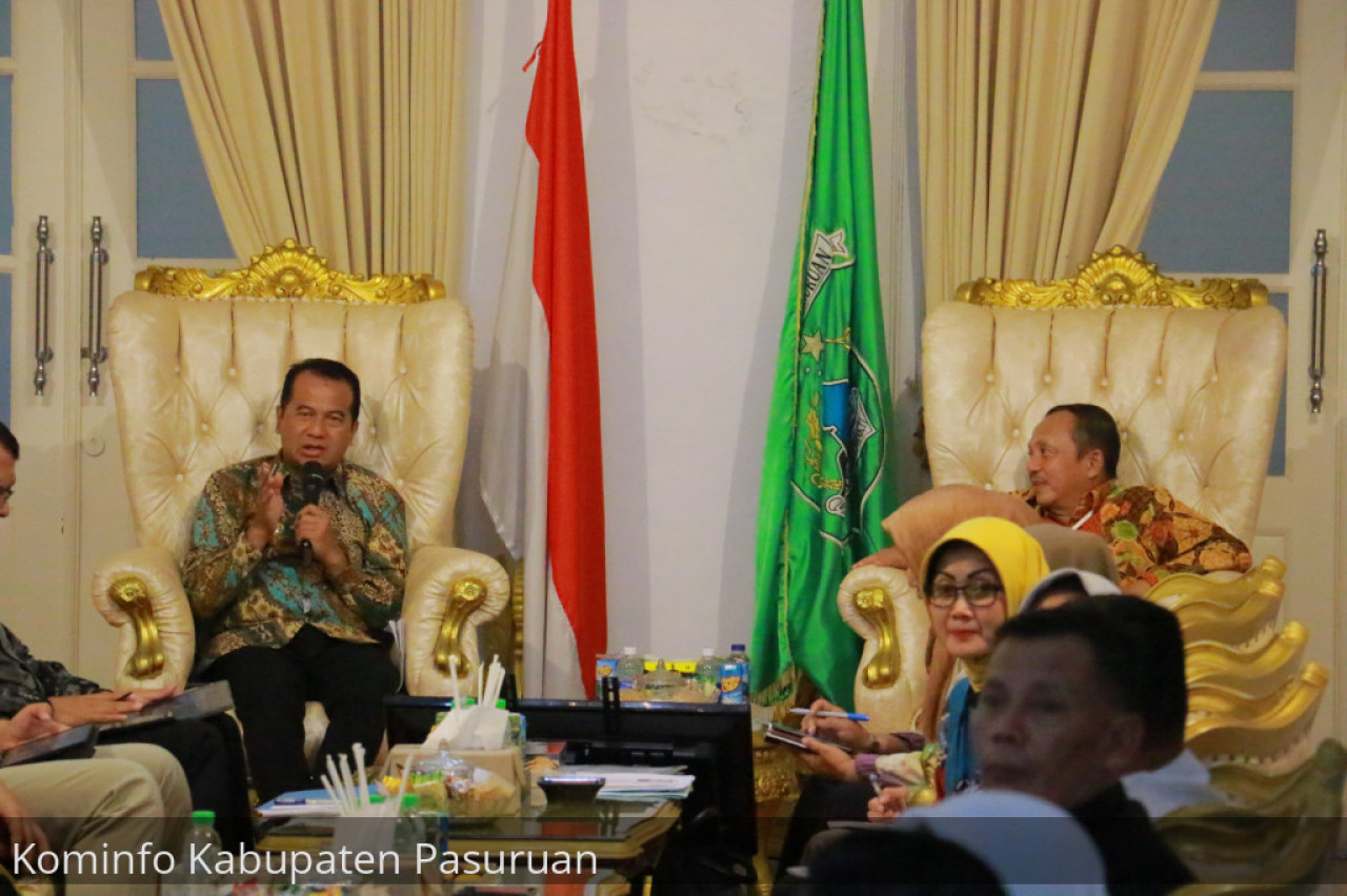 Pj Bupati Pasuruan, Nurkholis saat memaparkan tentang pengembangan usaha pangan lokal berbasis mocaf di Kabupaten Pasuruan. (Foto: Kominfo Pemkab Pasuruan for jatimnow.com)