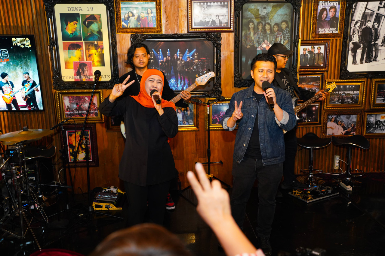 Khofifah - Emil saat melantunkan lagi Hidup adalah Perjuangan. (Foto: Tim TKJ)