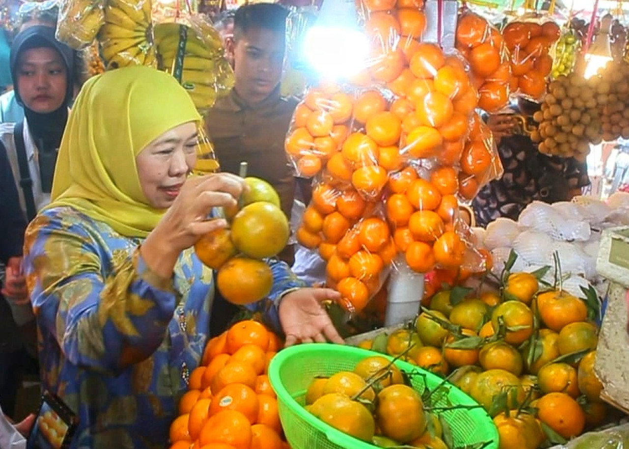 Cagub Jatim Khofifah Indar Parawansa saat melakukan kampanye di Pasar Sepanjang, Sidoarjo. (Foto: Ahaddiini HM/jatimnow.com).