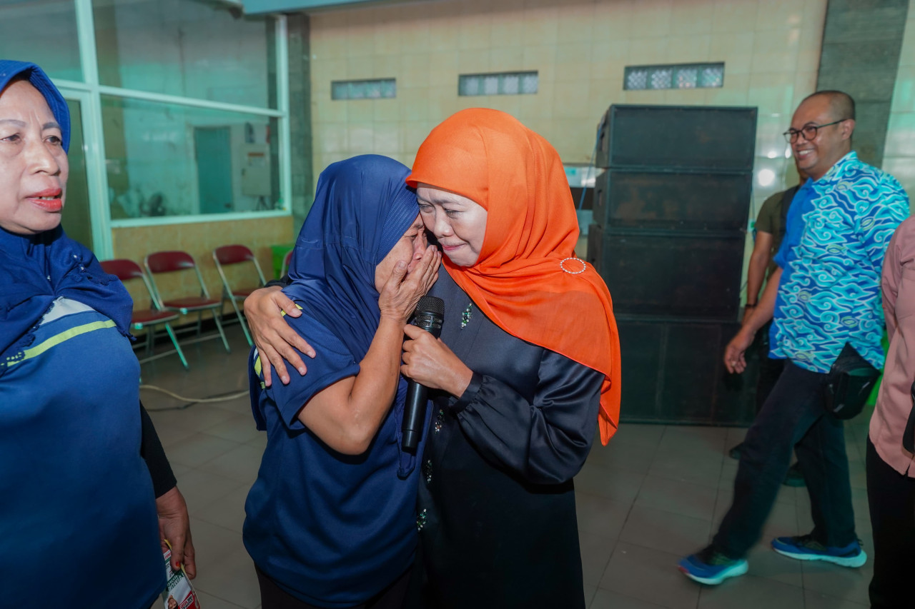 Peluk haru buruh pabrik Banyuwangi bertemu Cagub Jatim Khofifah (Ni'am/jatimnow.com)