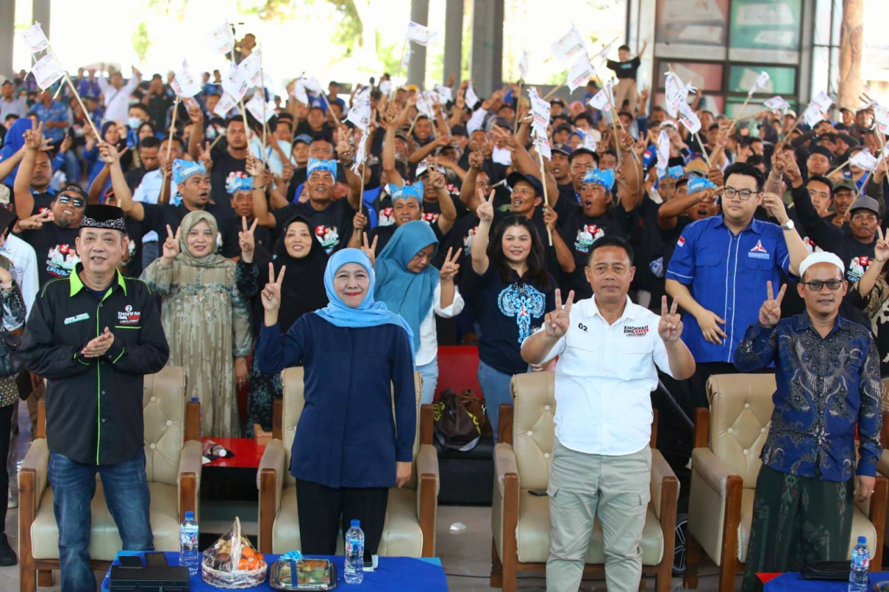 Cagub Jatim Khofifah bersama para relawan Banyuwangi (foto: Fatim for jatimnow.com)