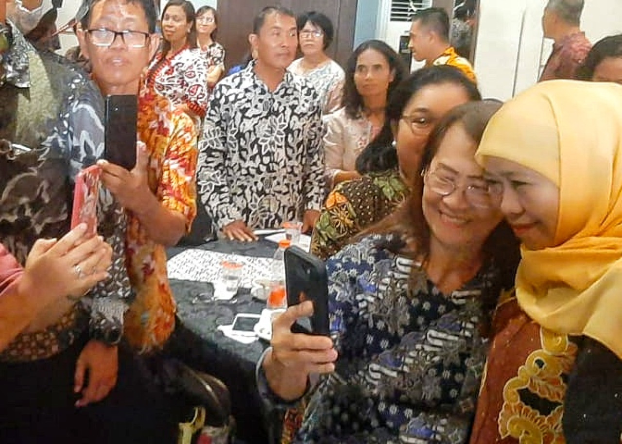 Khofifah saat berfoto bersama para pendeta dalam deklarasi dukungan para pendeta pada Paslon Pilbug Jatim Khofifah -  Emil di Sidoarjo. (Foto: Ahaddiini HM/jatimnow.com).