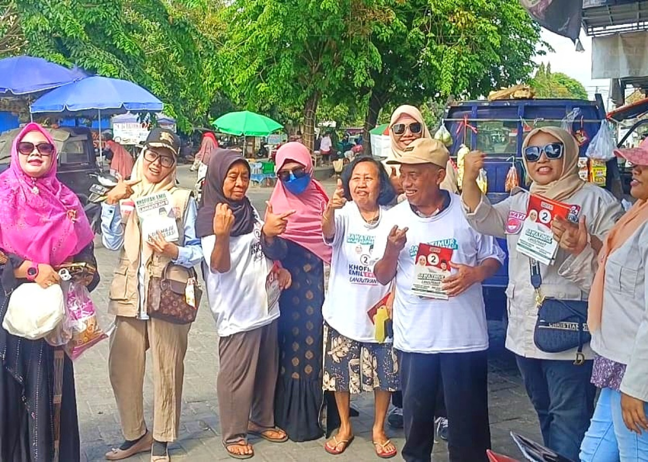 Pembagian kaos dan stiker bergambar Khofifah-Emil Dardak. (Foto: Ahaddiini HM/jatimnow.com).