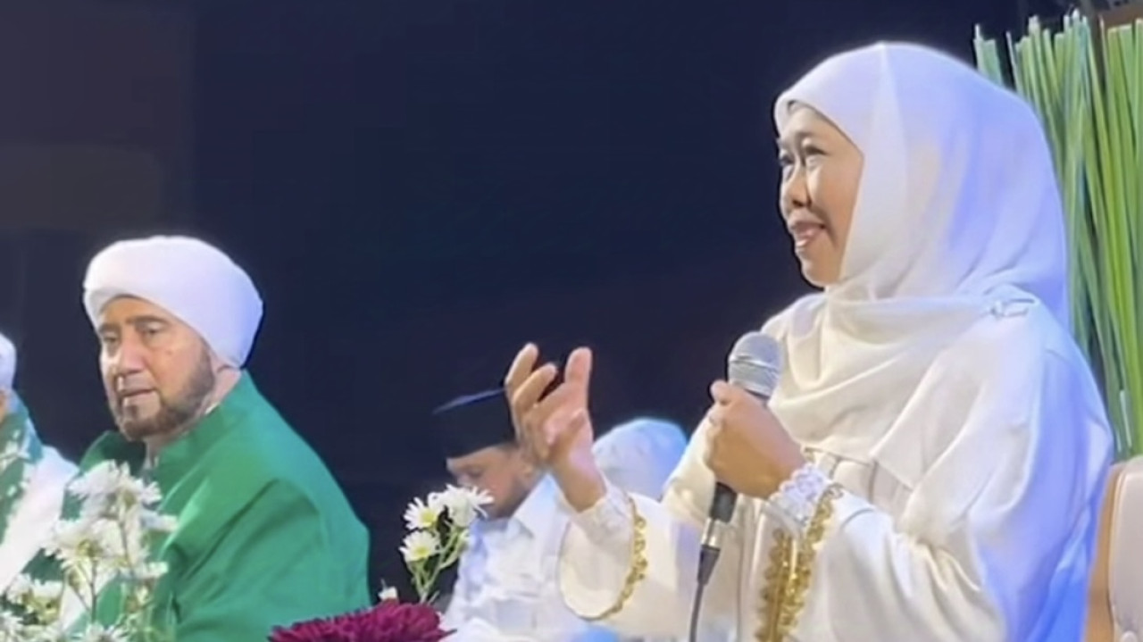 Khofifah dalam acara Sholawat Kebangsaan di Bangkalan. (Foto: Fathor Rahman/jatimnow.com)