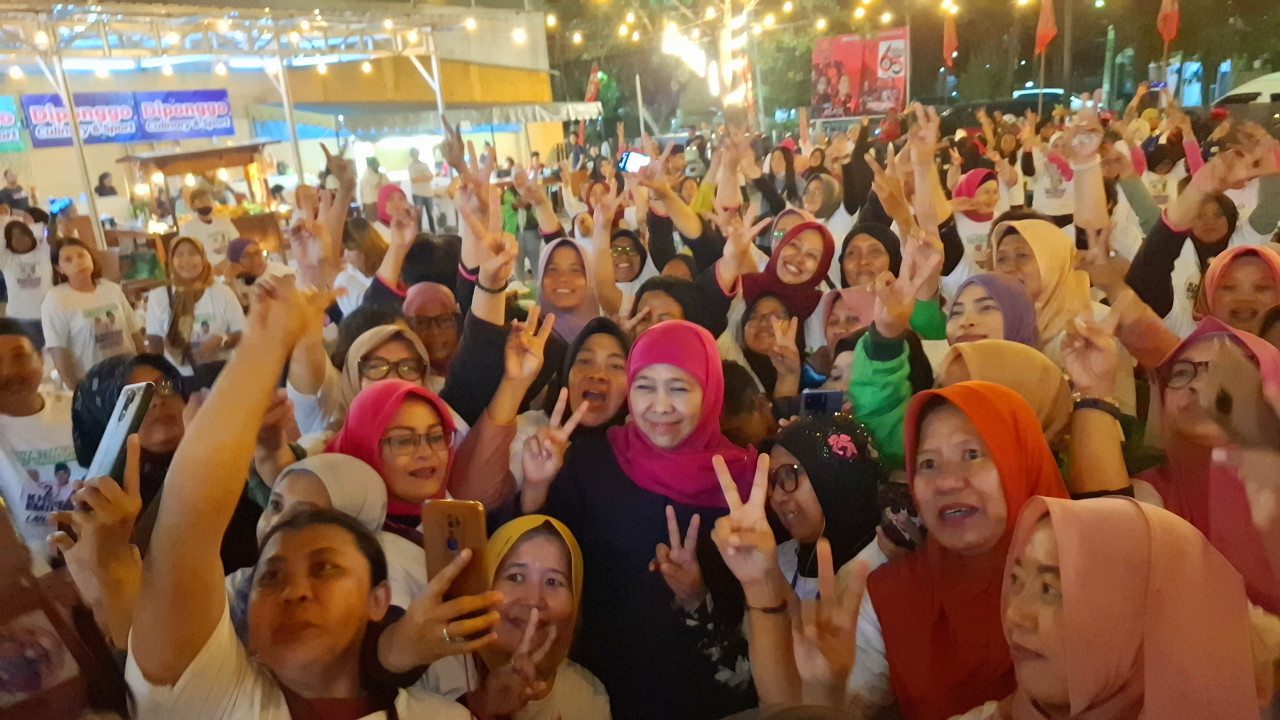 Khofifah saat ramah-tamah dengan ojol wanita di Surabaya (Ni'am/jatimnow.com)