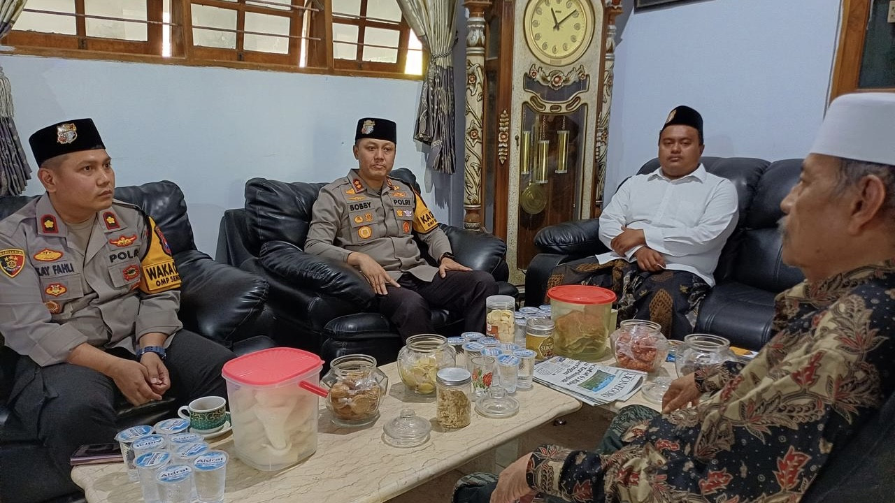 Kapolres Lamongan Temui Kiai Ghofur, Bahas Kasus Penghinaan di Medsos