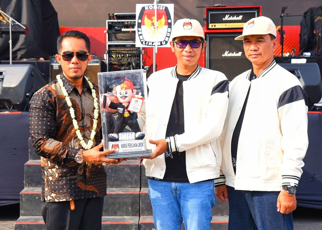 Suasana Kirab Maskot Pilkada 2024 Terminal Pasar Porong Sidoarjo. (Foto: Ahaddiini HM/jatimnow.com)