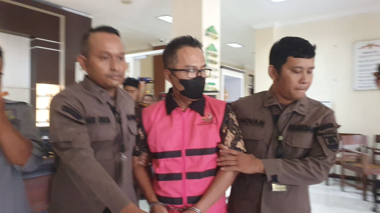 Tersangka Hadi saat diamankan Kejari Tulungagung. (Foto: Bramanta Pamungkas/jatimnow.com)