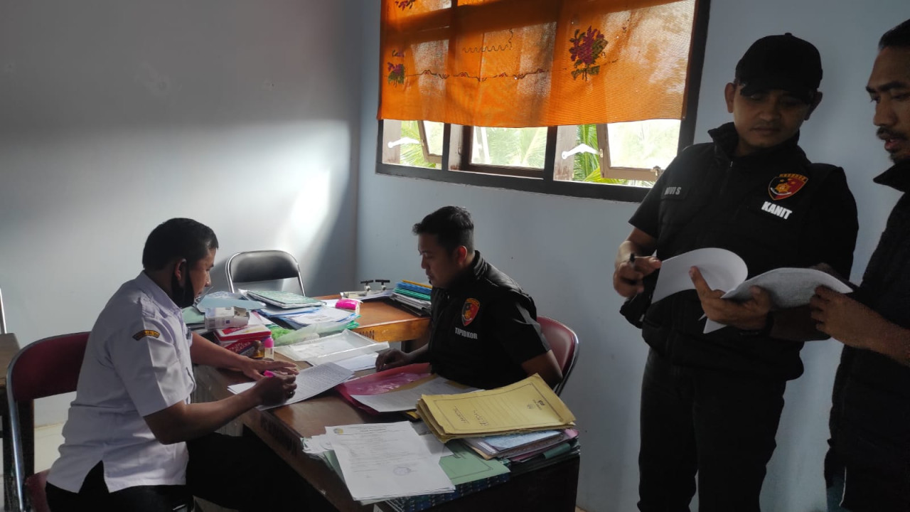 Proses penyidikan polisi di Kantor Desa Kradinan. (Foto: Polres Tulungagung/jatimnow.com)