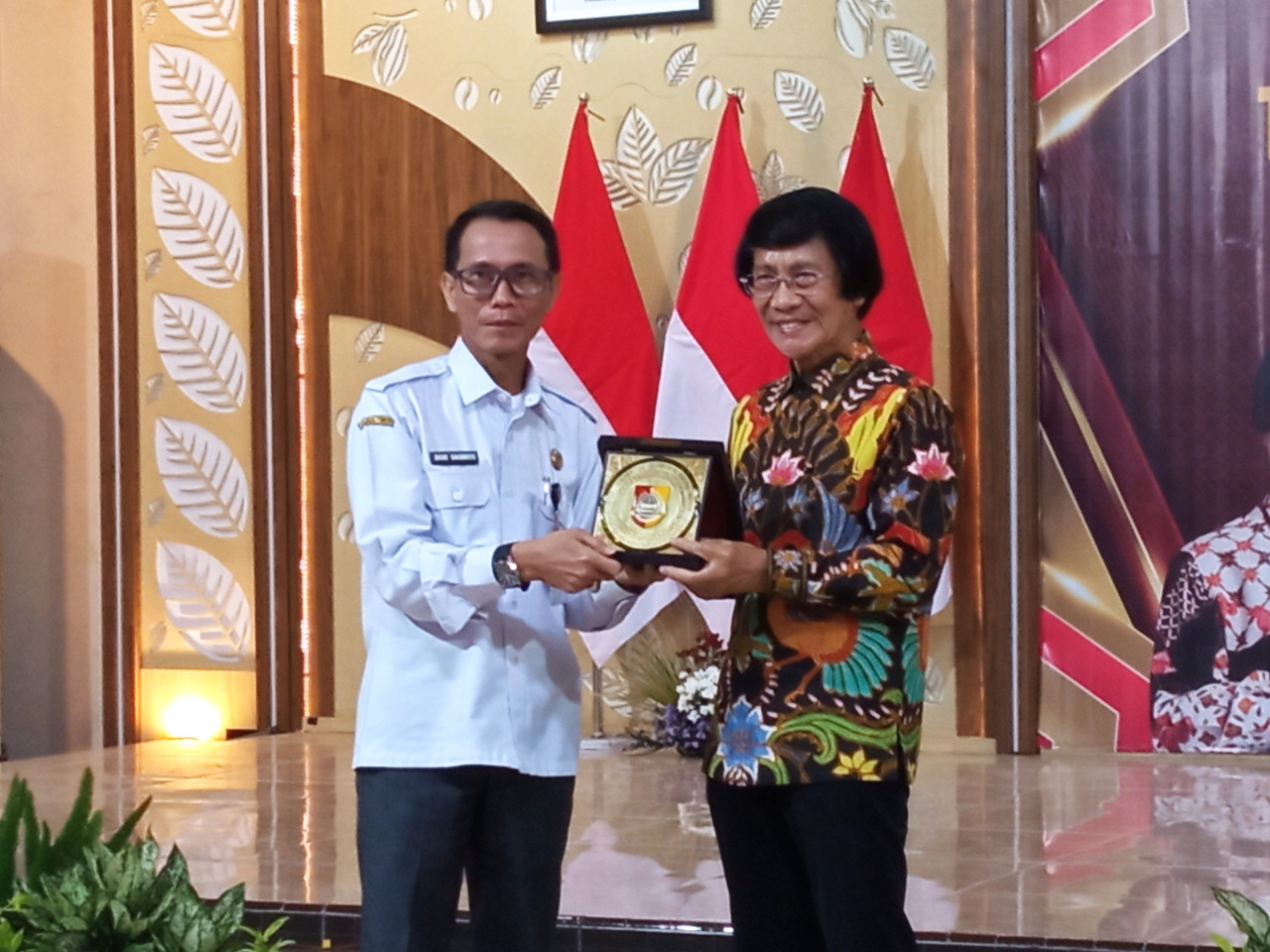 Sekda Jember memberikan cinderamata ke Kak Seto (Foto: Sugianto/jatimnow.com)