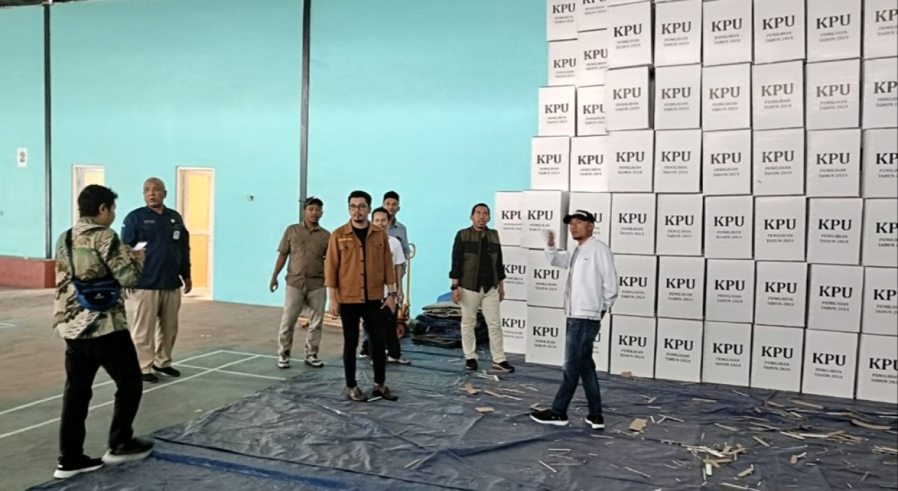 KPU Bangkalan Mulai Terima Logistik Pilkada 2024, Kabel Ties-Bilik Suara