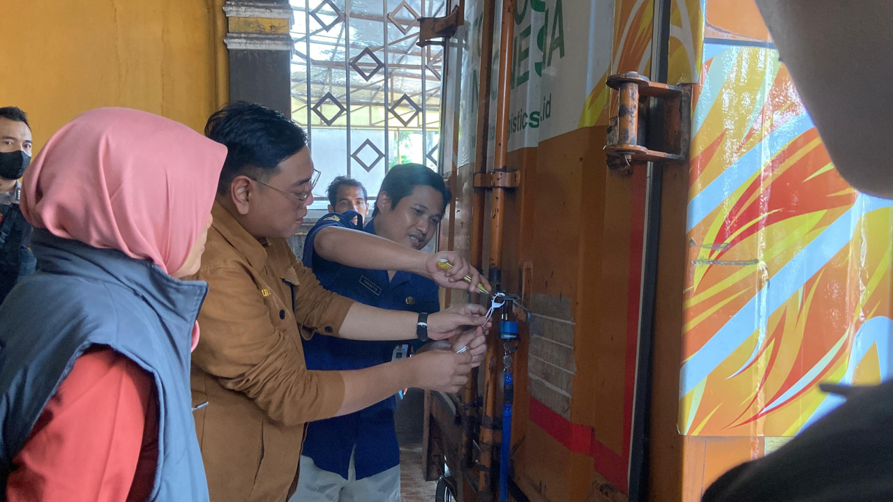 KPU Kota Blitar menerima kiriman logistik surat suara. (Foto: KPU Kota Blitar)