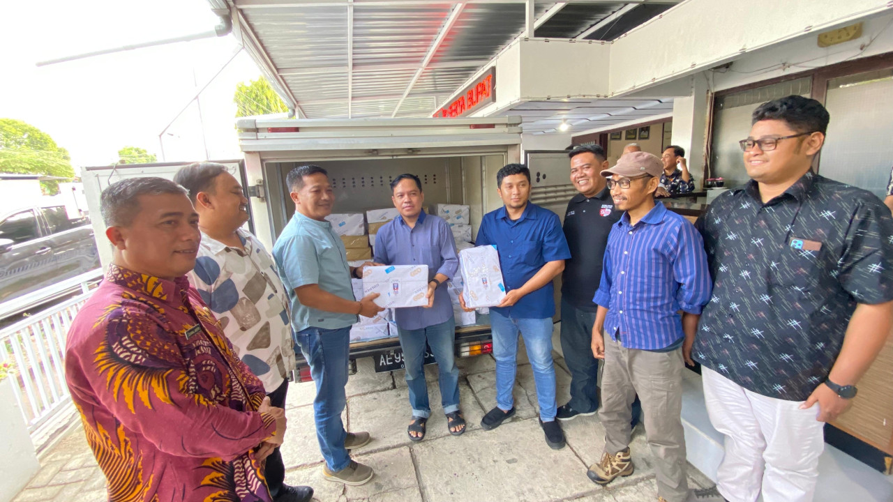 KPU Ponorogo saat membagikan bahan kampanye kepada tim kedua pasangan calon. (Foto: Ahmad Fauzani/jatimnow.com)