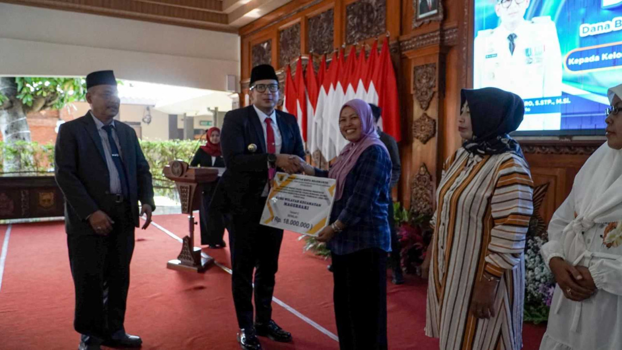 Pj Wali Kota Mojokerto berikan bantuan modal usaha. (Foto: Humas Pemkot Mojokerto for jatimnow.com)