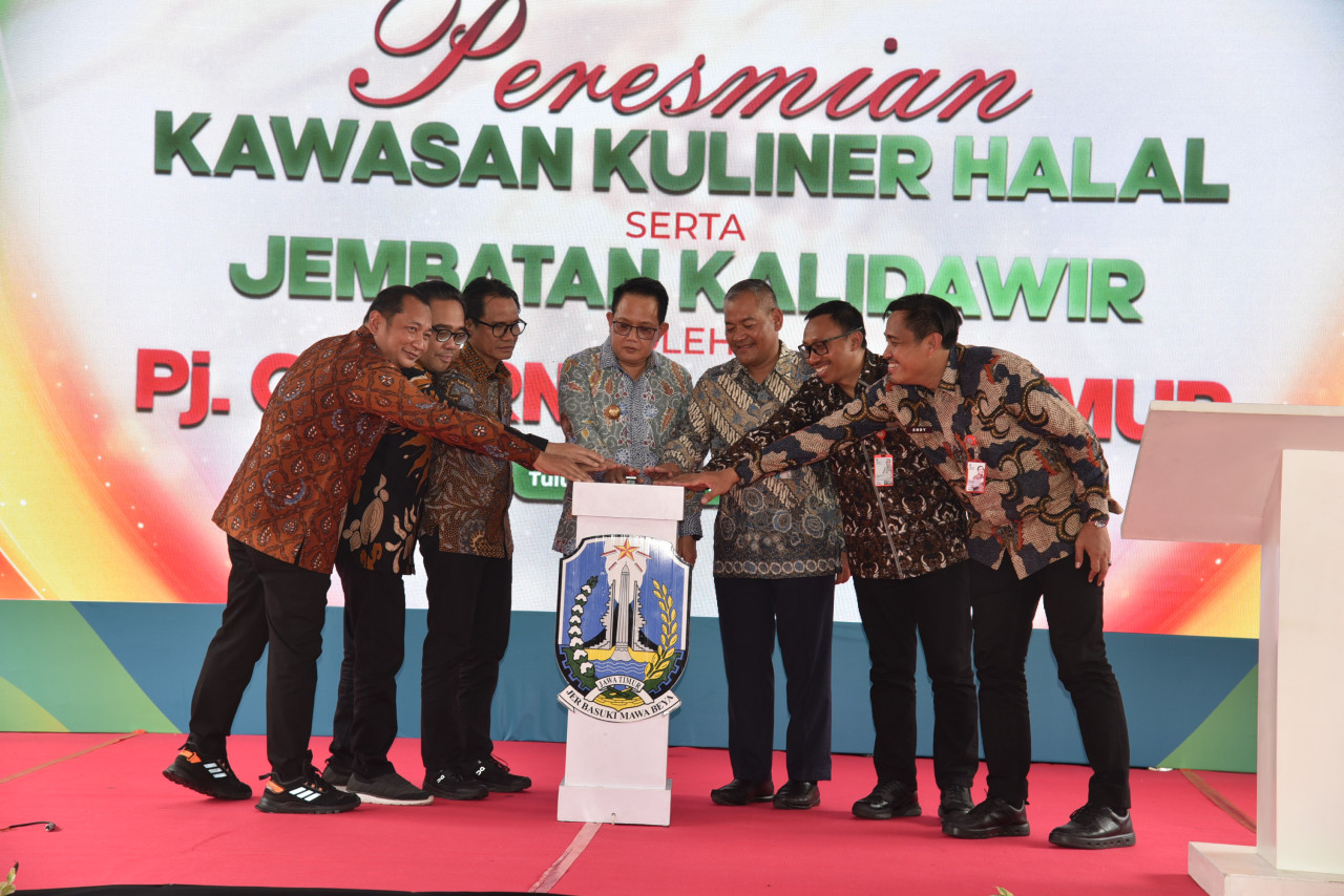 Pj Gubernur Jatim Adhy Karyono saat meresmikan kawasan kuliner halal di Tulungagung. (Foto: Bramanta Pamungkas/jatimnow.com)
