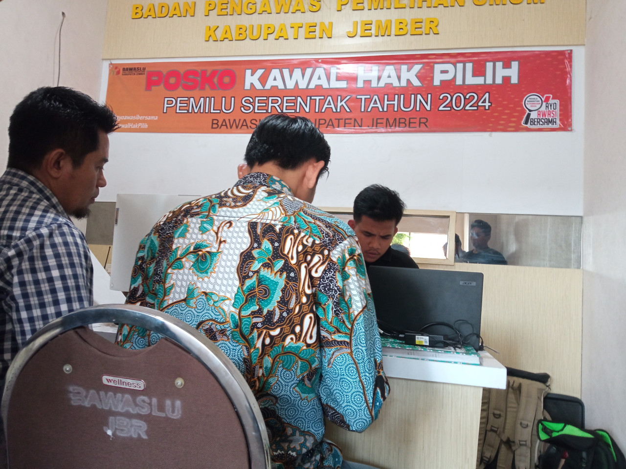 Tim Paslon 1 laporkan KPU ke Bawaslu (Foto: Sugianto/jatimnow.com))