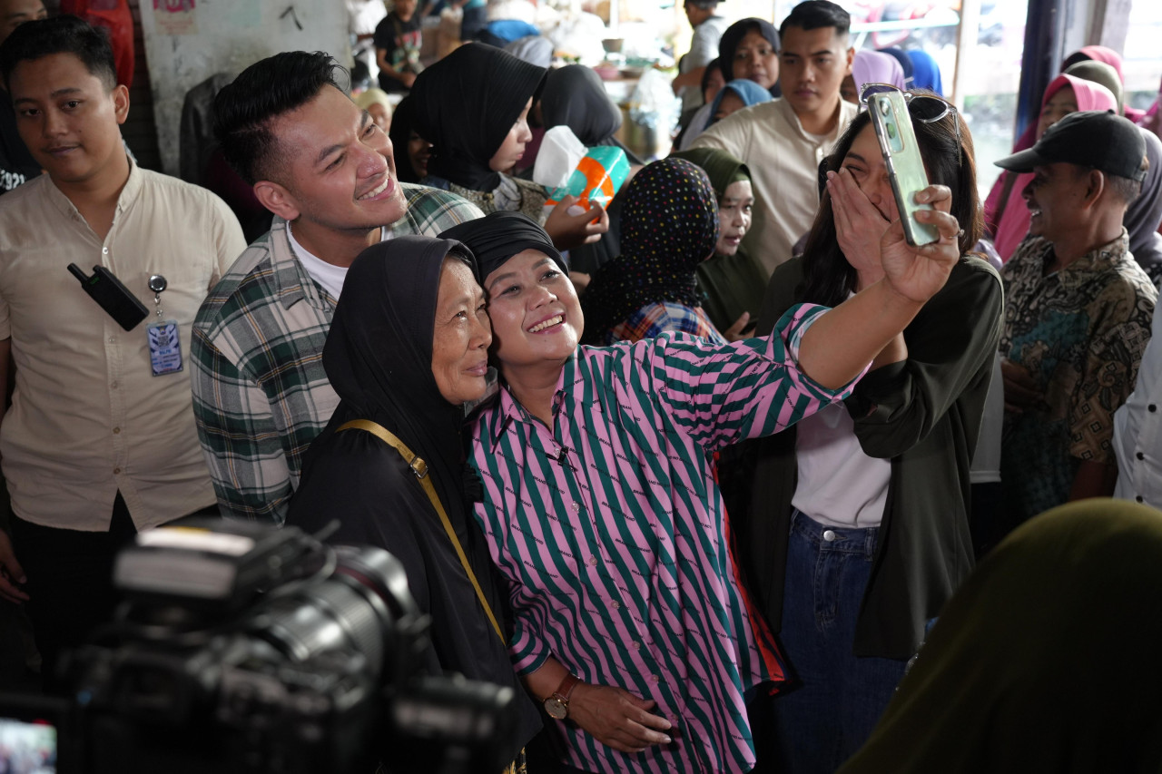 Luluk Nur Hamidah saat mengunjungi pasar Yamuri Surabaya (Foto:  Misbahul Munir/jatimnow.com) 