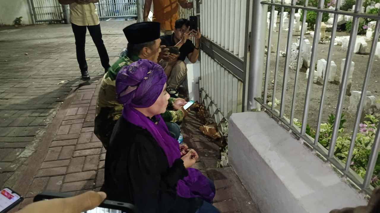 Cagub Luluk Ziarah Makam KH Hasan Gipo dan KH Mas Mansur: Semoga Dimudahkan