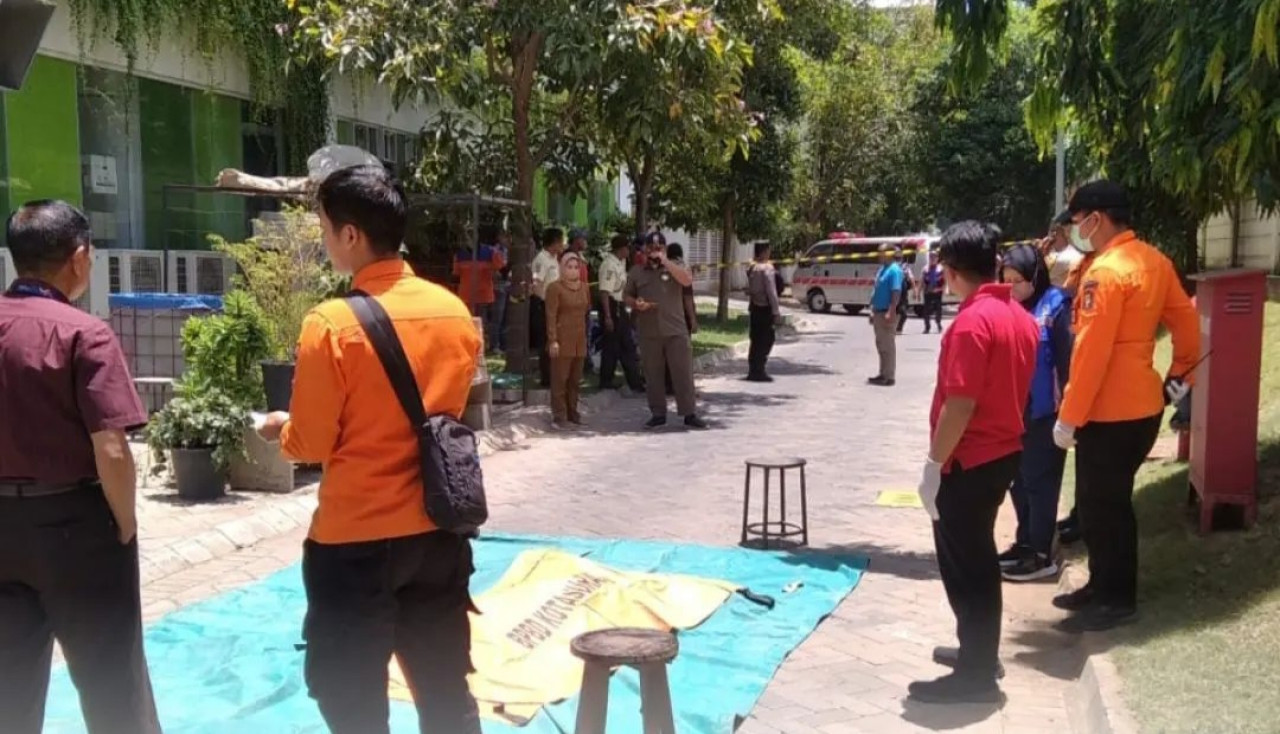 Petugas kepolisian dan BPBD Surabaya saat mengevakuasi korban. (tangkapan layar medsos)