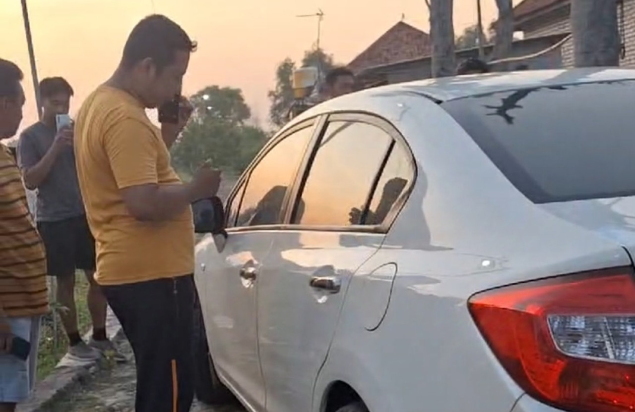 Mobil dengan bekas tembakan yang gegerkab warga Bangkalan. (Foto: Fathor Rahman/jatimnow.com)