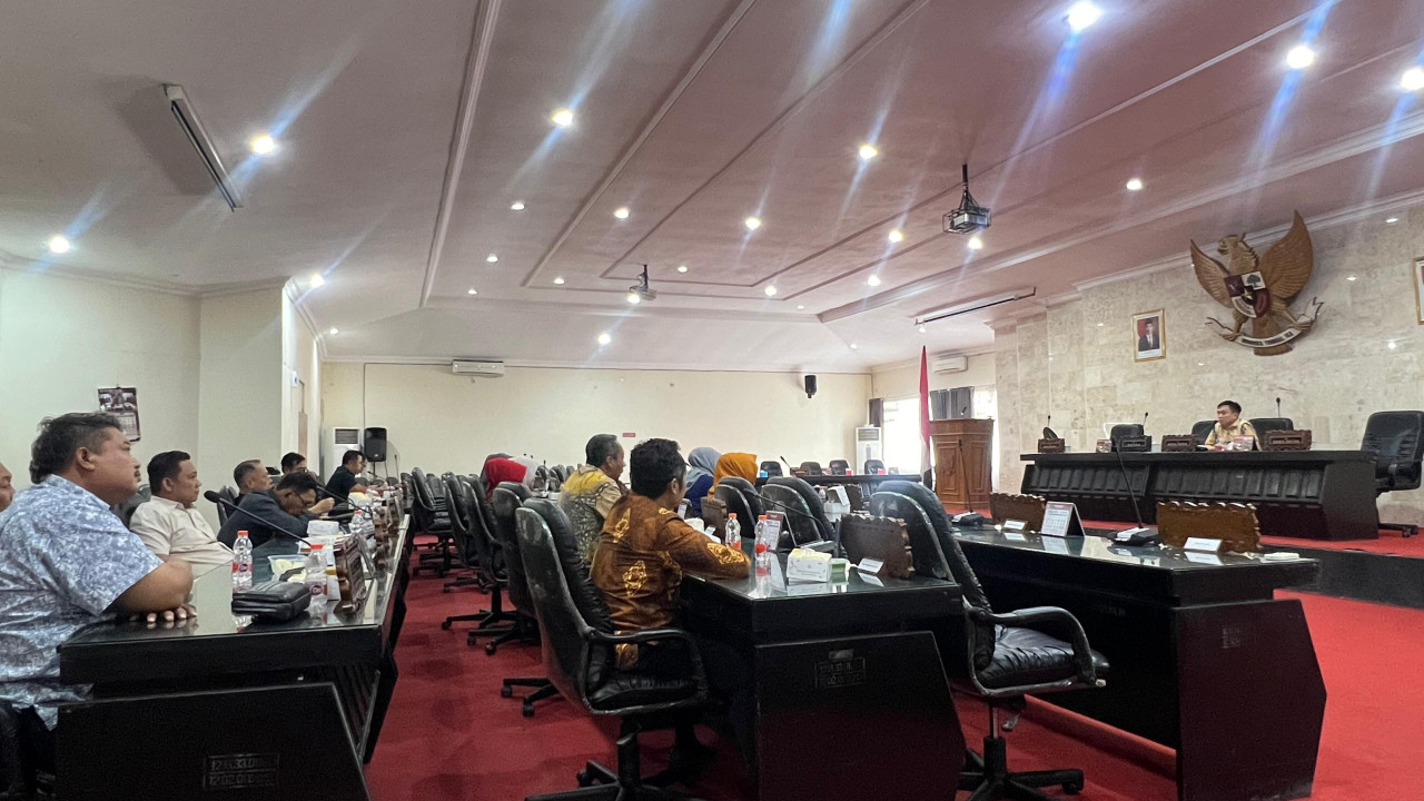 19 anggota dewan bahas AKD. (Foto: Dimas for jatimnow.com)