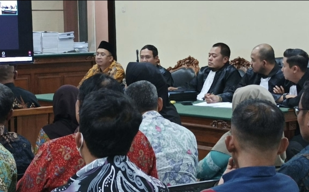 Gus Muhdlor (batik-kuning) dalam sidang korupsi di Pengadilan Tipikor Surabaya (foto: Ni'am Kurniawan/jatimnow.com)