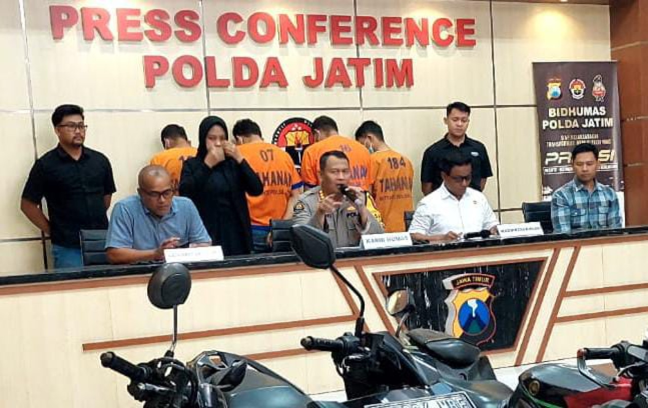 4 tersangka pemerasan dengan modus ngaku polisi. (Foto: Hilmi for jatimnow.com)
