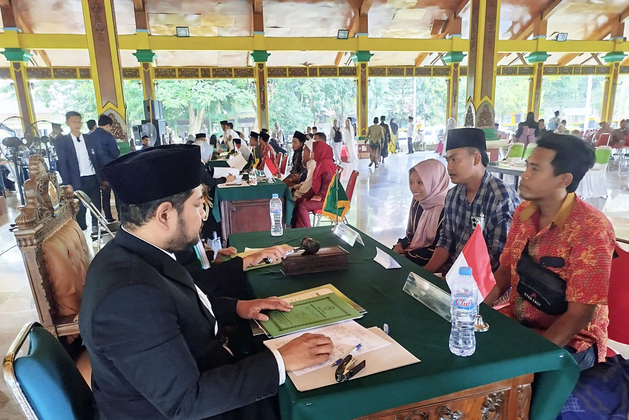 Prosesi nikah massal di Bangkalan dalam rangka Hari Jadi Bangkalan. (Foto: Fathor Rahman/jatimnow.com)