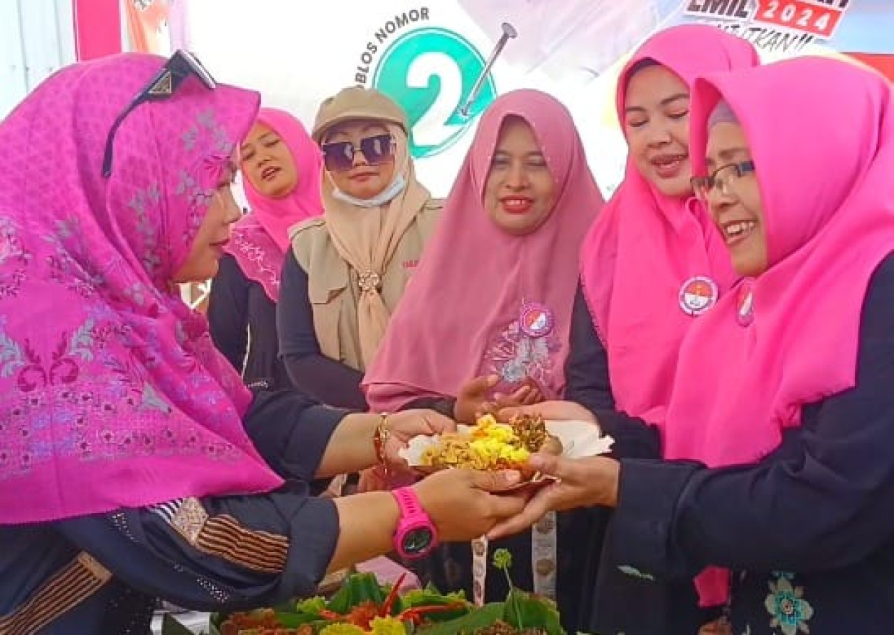 Prabowo-Gibran Dilantik, 2 Organisasi Wanita di Sidoarjo Potong Tumpeng