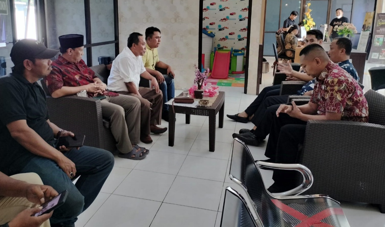 Kelompok PAKIS saat mendatangi kantor Kejari Bangkalan. (Foto: Fathor Rahman/jatimnow.com)