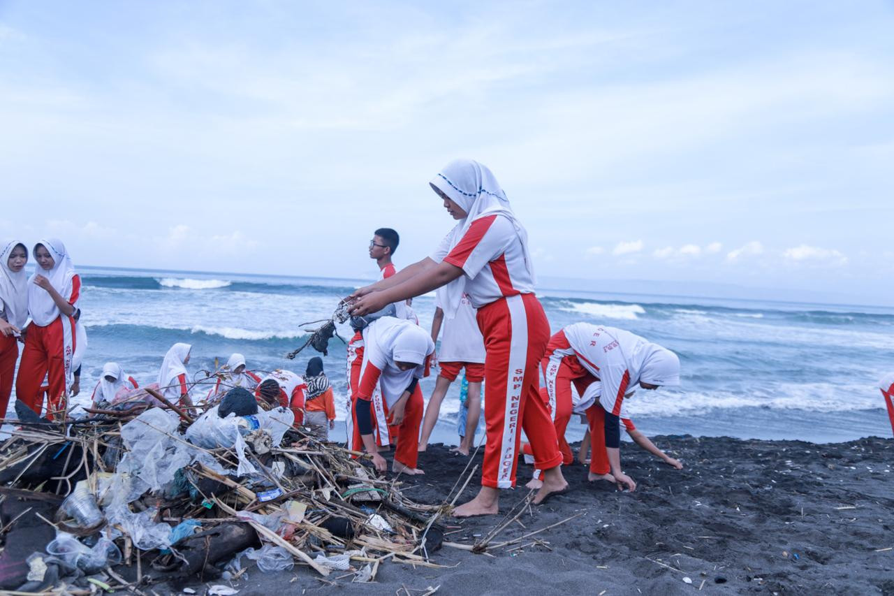 World Cleanup Day, Masyarakat Jember Bersih-bersih Sampah Pantai Pancer