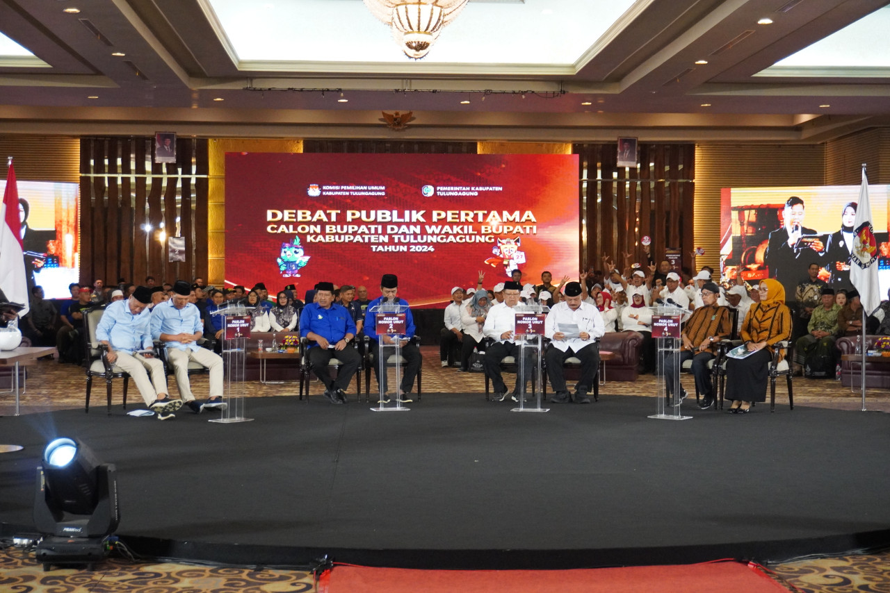 Paslon Pilkada Tulungagung saat mengikuti debat pertama. (Foto: dok KPU Tulungagung)