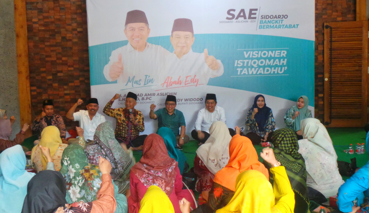 Suasana silaturahmi dukungan ratusan Nyai dan Ning untuk paslon SAE di Posko Pemenangan di Taman Pinang Sidoarjo. (Foto: Ahaddiini HM/jatimnow.com)