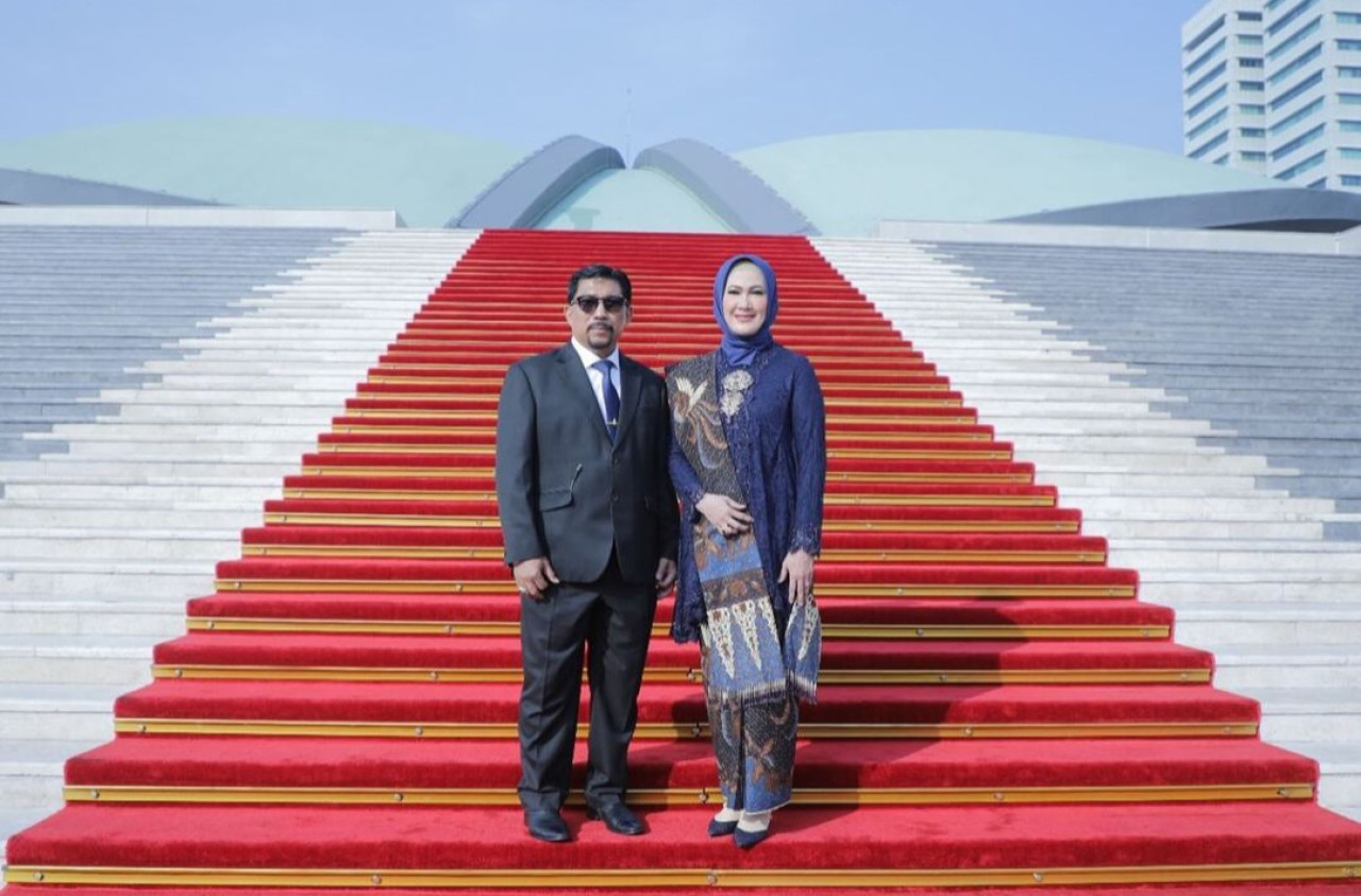 Pasutri Machfud Arifin dan Lita Machfud Arifin usai dilantik menjadi anggota DPR RI. .