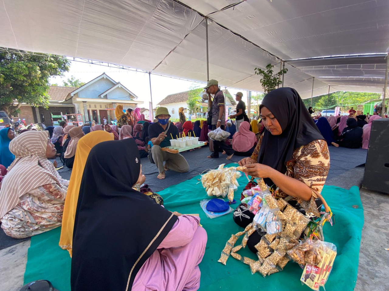 Pedagang asongan di kampanye Gus Fawait. (Foto: Media Center Fawait - Djoko)