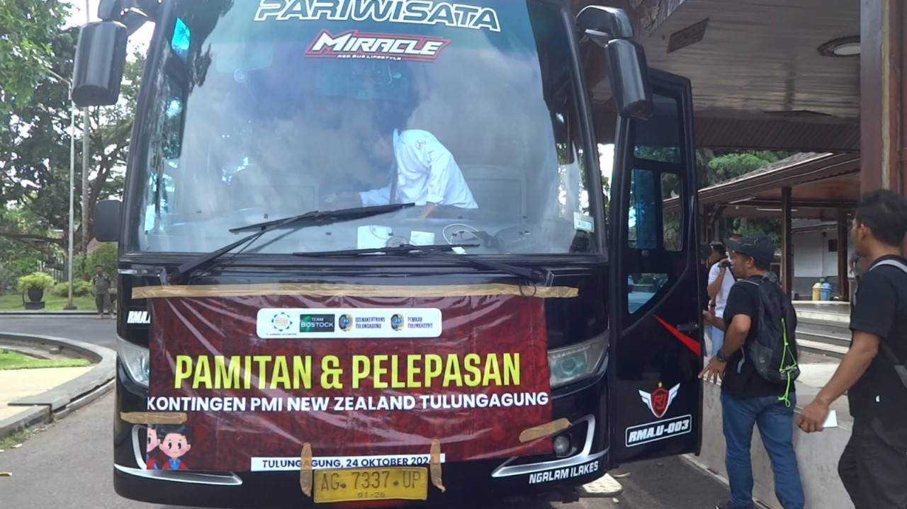 Para PMI saat diberangkatkan ke New Zeeland. (Foto: Bramanta Pamungkas/jatimnow.com)