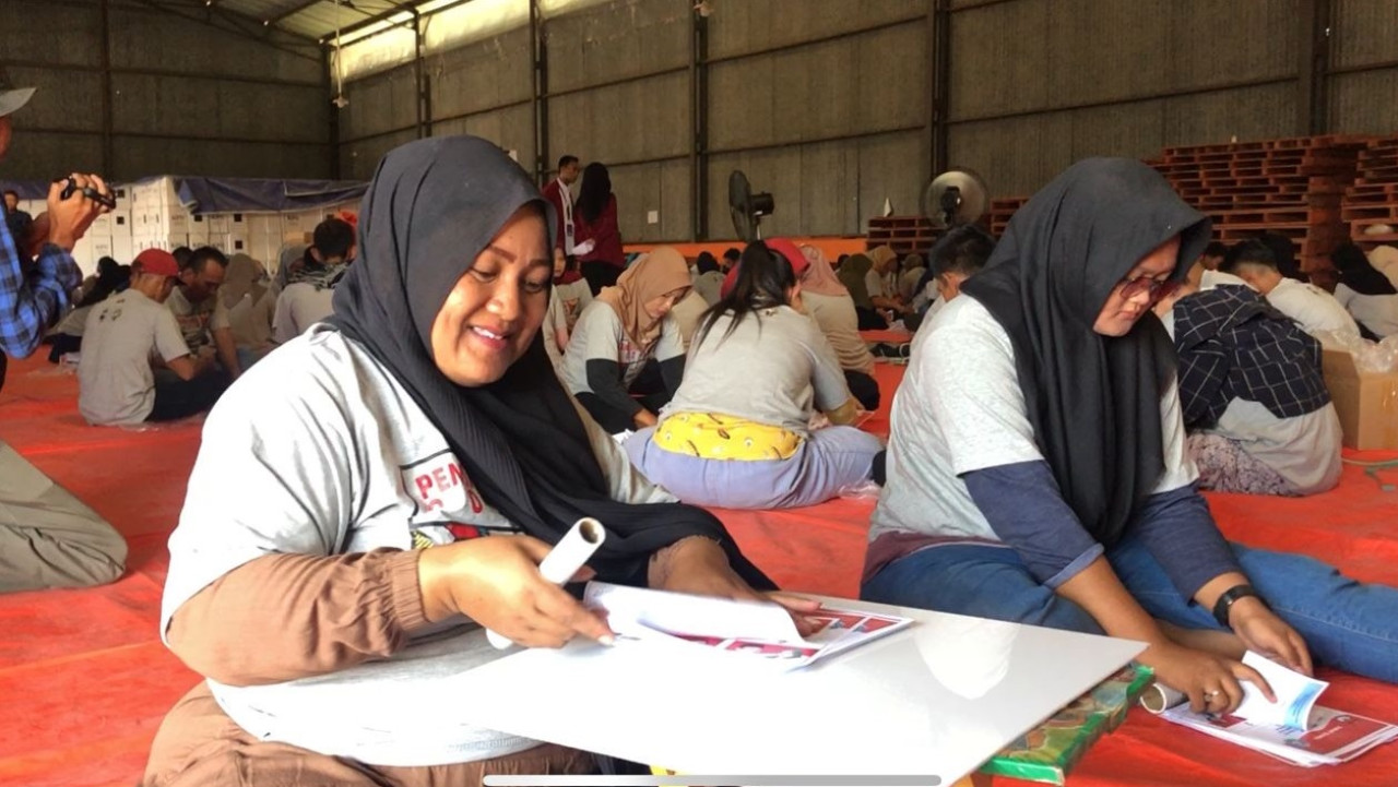 Emak-emak saat melipat surat suara di Gudang KPU Ponorogo di Jalan Raya Ponorogo-Madiun, Desa Babadan. (Foto: Ahmad Fauzani/jatimnow.com)