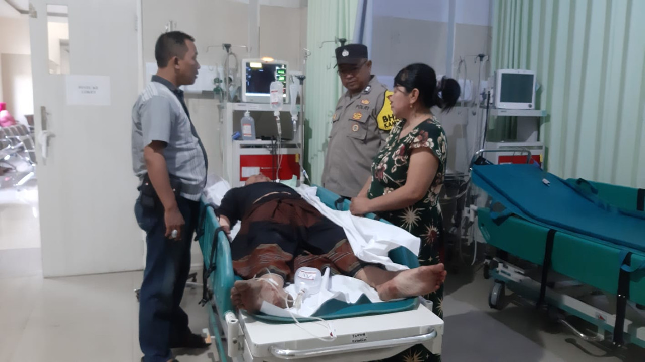 Polisi melihat kondisi korban pembacokan dirawat di RS. (Foto: Polsek Kalisat/jatimnow.com)